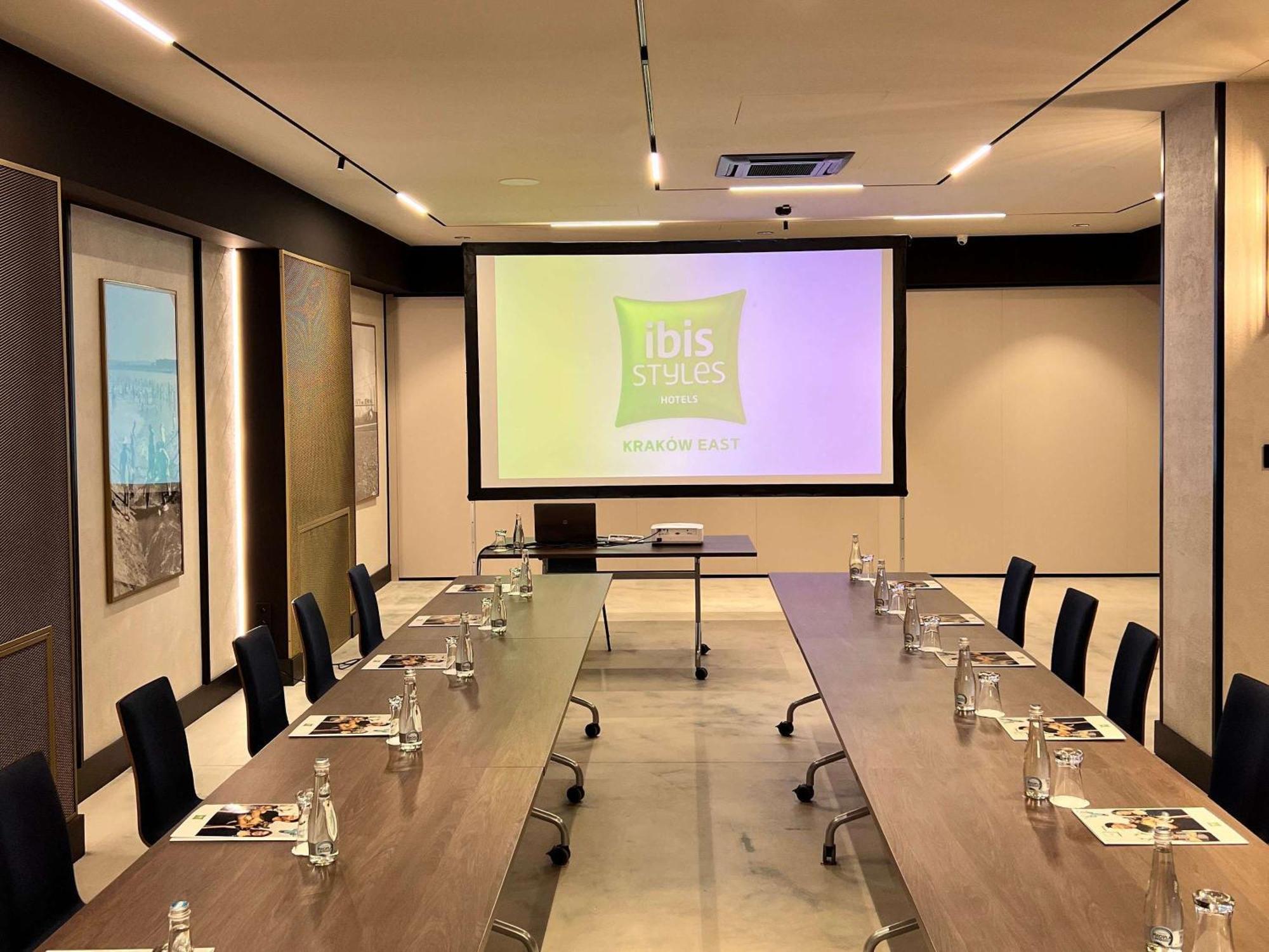 ホテル Ibis Styles Krakow East エクステリア 写真