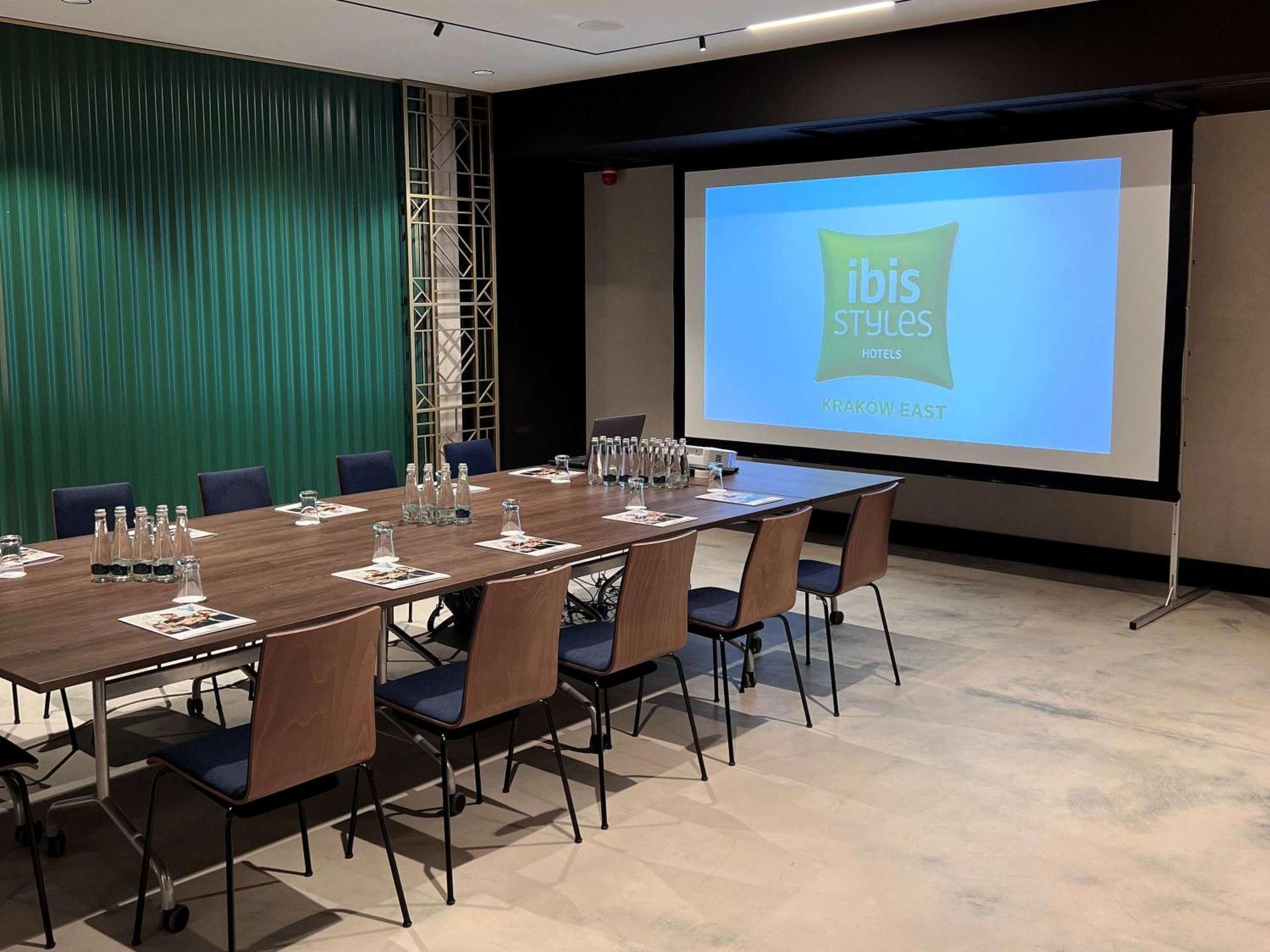ホテル Ibis Styles Krakow East エクステリア 写真